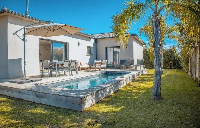 New luxury villa with top-of-the-range fittings, swimming pool & garden - Image 1