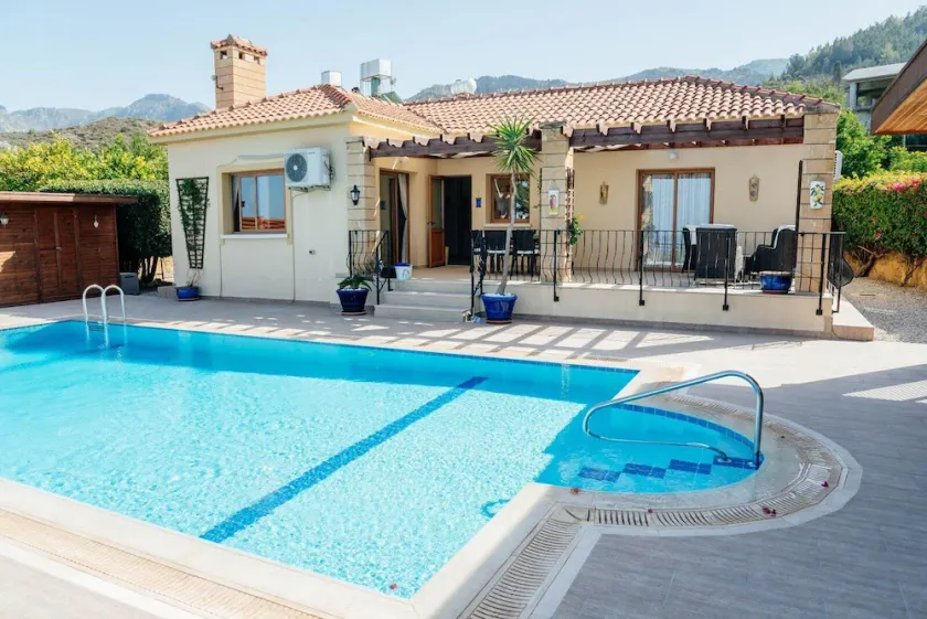 Beautiful 3 bedroom/2 bathroom bungalow with fantastic views! - Image 1