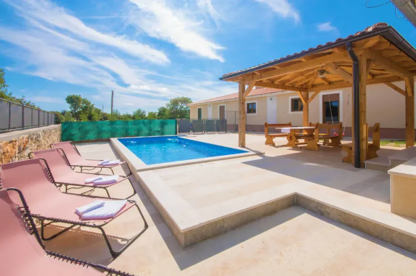 Beach within a few minutes, 2 bedrooms, private pool, completely fenced - Image 1
