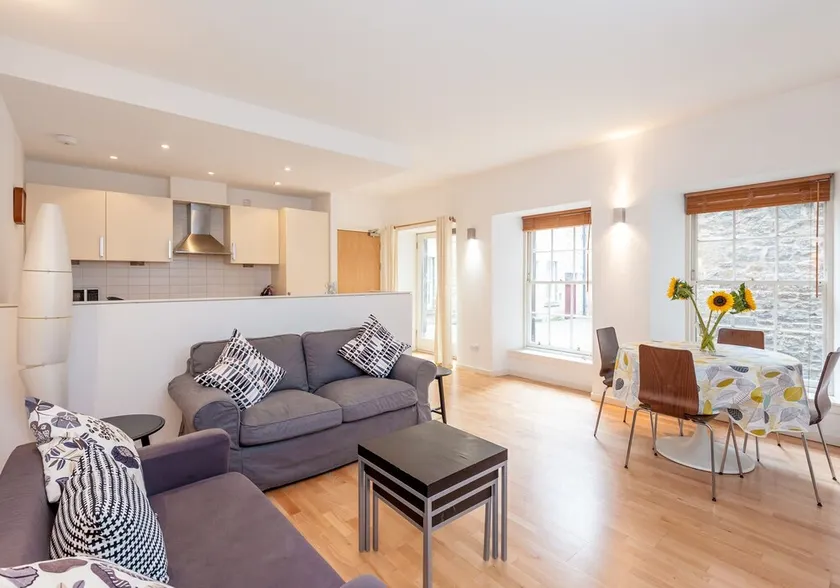 A modern one-bed apartment located in the heart of Edinburgh's Grassmarket. Sleeps 2 - Image 1