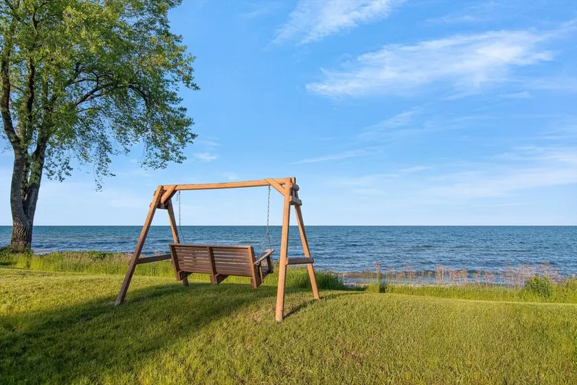 4 bed house on the shore of Lake Michigan - Image 1