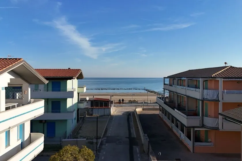 Fano, trilocale con terrazzino a 30mt dal mare - F006 - Image 1