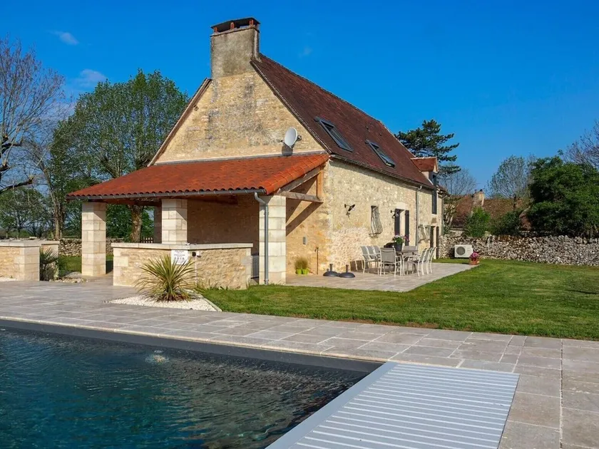 Couzame is a holiday home with a large private heated pool and a beautiful view - Image 1