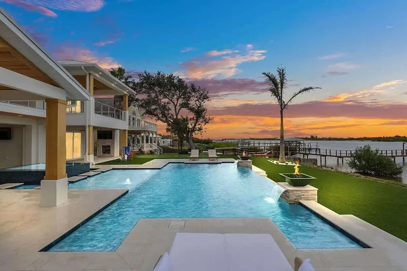 Infinity Pool Paradise I Luxe Waterfront Living - Image 1