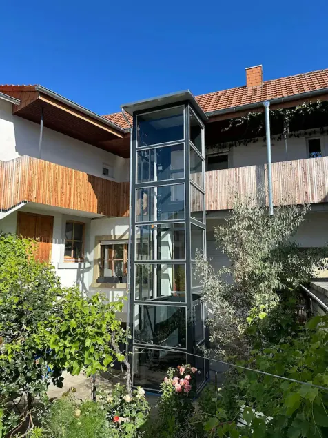 Stylish apartment with large terrace, air conditioning and parking space - Image 1