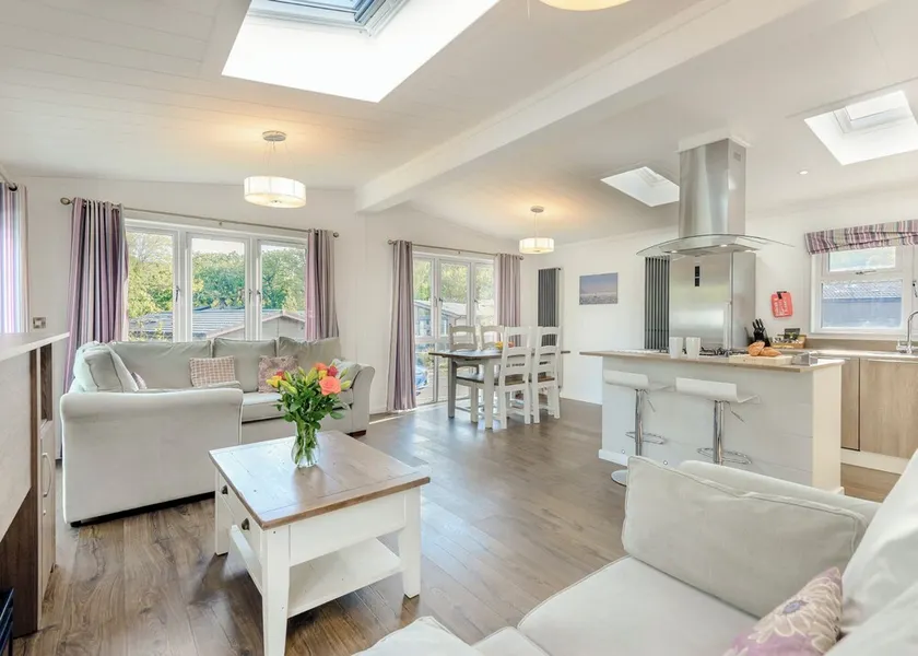 2 bedroom accommodation in Wootton Bridge, Nr Cowes - Image 1