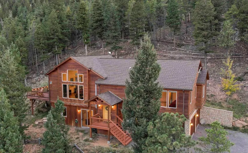 VIEWS! Luxury Cabin. HotTub. Near Red Rocks, Parks & Trails. Sleeps 8 - Image 1