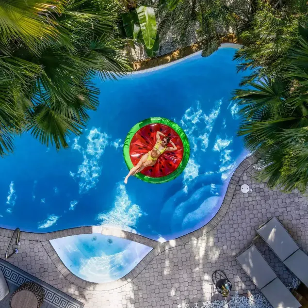 DIAMOND ESTATES: MIAMI - 6 QUEEN, 3 FULL BATH, POOL, BAR ROOM, BALCONY - Image 1