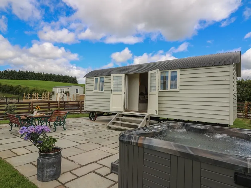 Hillside View Shepherds Hut Sleeps 2 - Image 1