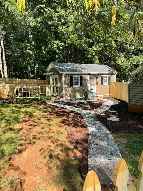 Cozy ,Charming and Comfy Tiny Home with Beautiful View in a Quiet Area - Image 1