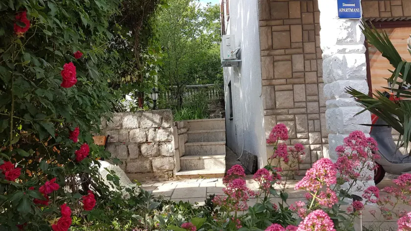 Three bedrooms apartment on ground floor - Image 1