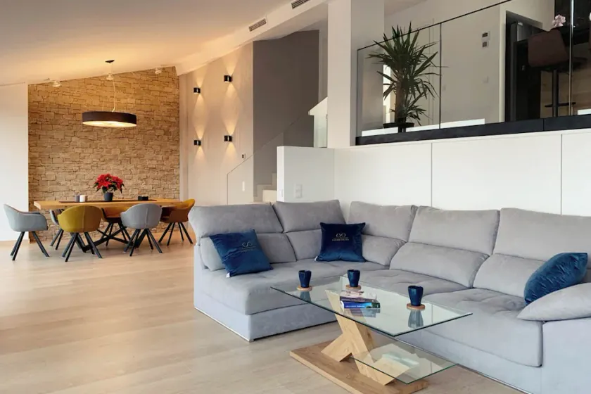 Villa with private swimming pool - Image 1