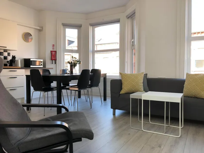 Stylish duplex apt close to downtown & Queens Uni (Wellesley Avenue) - Image 1