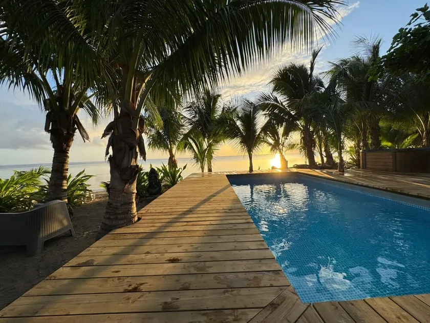 Chic Beachside Retreat - Image 1