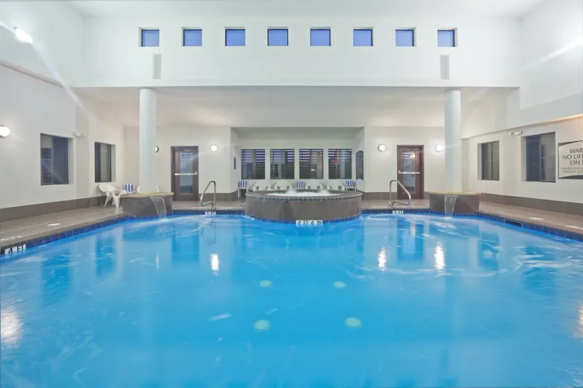 Inomhuspool + gratis Wi-Fi, gratis frukost | Fullt utrustad svit - Image 1