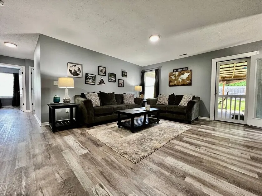 160 Overbrook 3 bedroom home with privately fenced yard and hot tub - Image 1