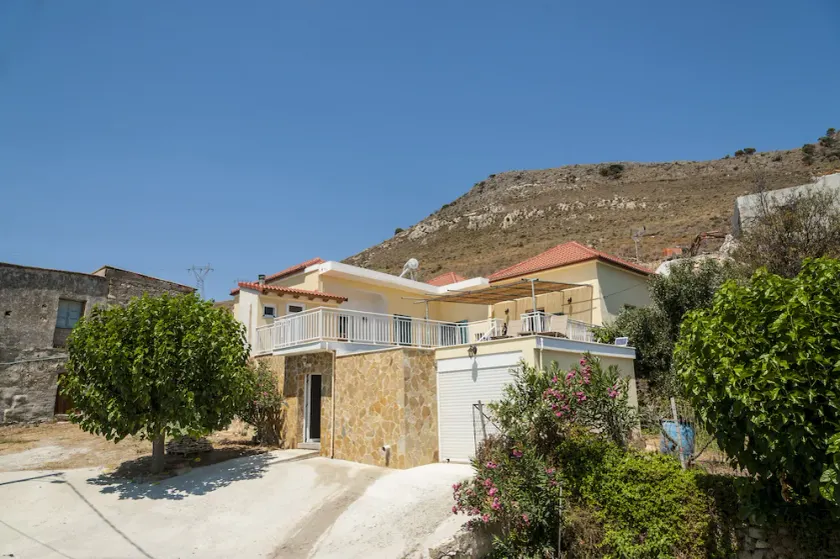 Belle maison individuelle dans les montagnes à Kolymvari - Image 1