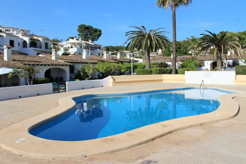 Bungalow Limoneros, beautiful gardens, communal pool, town centre 5 minutes walk - Image 1