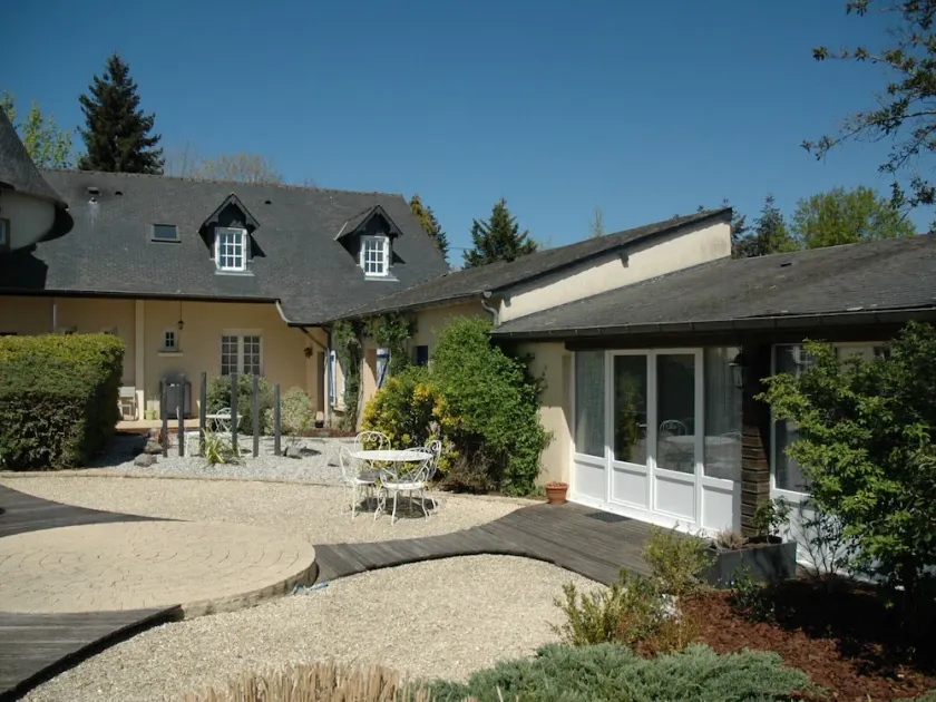 Industrial-Style Cottage near Le Mans - 2 BR, Garden, Pool Access, All-Inclusive - Image 1