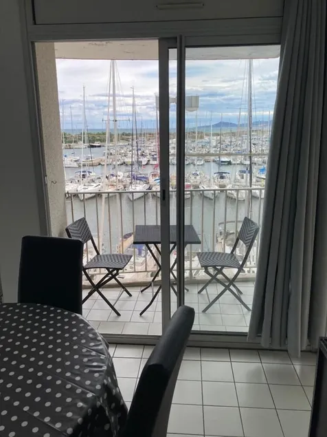 Appartement ensoleillé 2 chambres sur le port avec vues superbes, 10 min à pied de la plage - Image 1