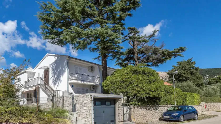 Goran Studio 2 - Charming Couples Retreat with Parking - Image 1