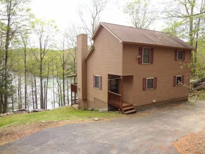 Lake Wallenpaupack lakefront house with dock - Image 1