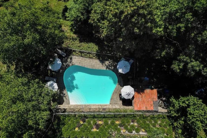Canto del Fiume, Raggiolo, Toscana, toda la estructura rodeada de vegetación - Image 1