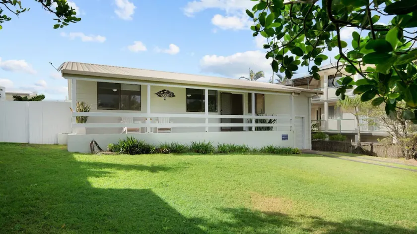 Bailey's Beach House - Image 1