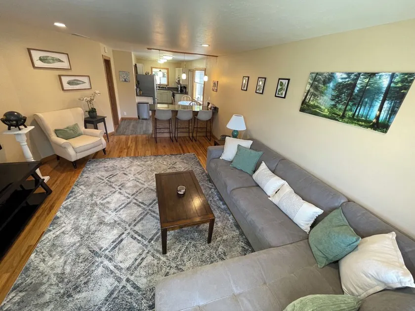 Clean and Bright Cottage, 3 bedroom with Game Room and Laundry! Big fenced yard. - Image 1
