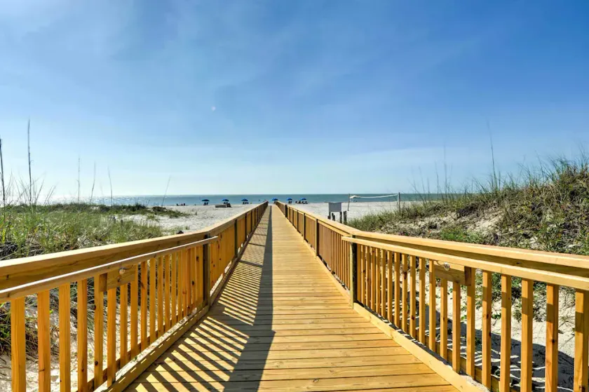 Steps to Beach! Top-Floor Condo in Hilton Head - Image 1