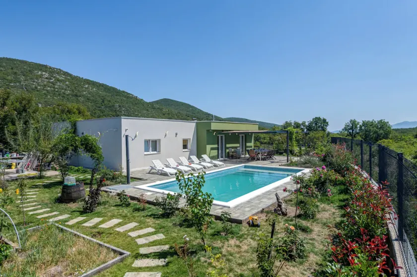 Villa Gariful Sleeps 8 with Pool & Pet Friendly - Image 1