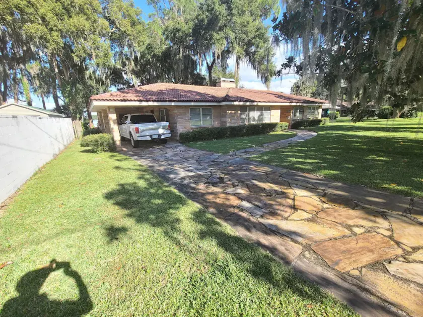 Lakefront house for rent - Image 1