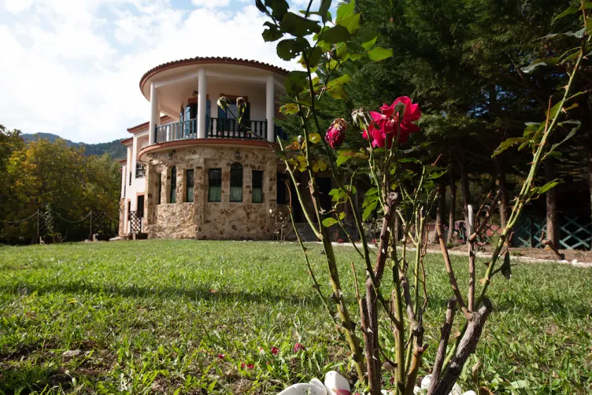 Traditional hotel Stis Elenas - Image 1