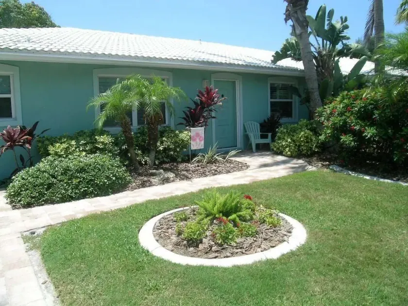 Delightful, comfortable villa just steps from the beach! - Image 1