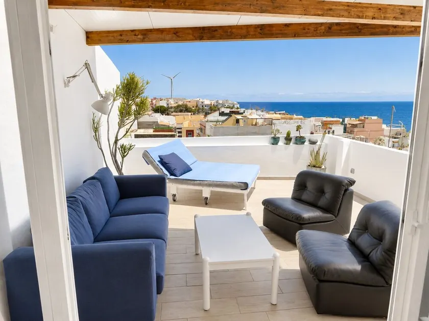 Hele huset. Tagterrasse med stue, grill, panoramaudsigt over havet, 100 meter til stranden - Image 1