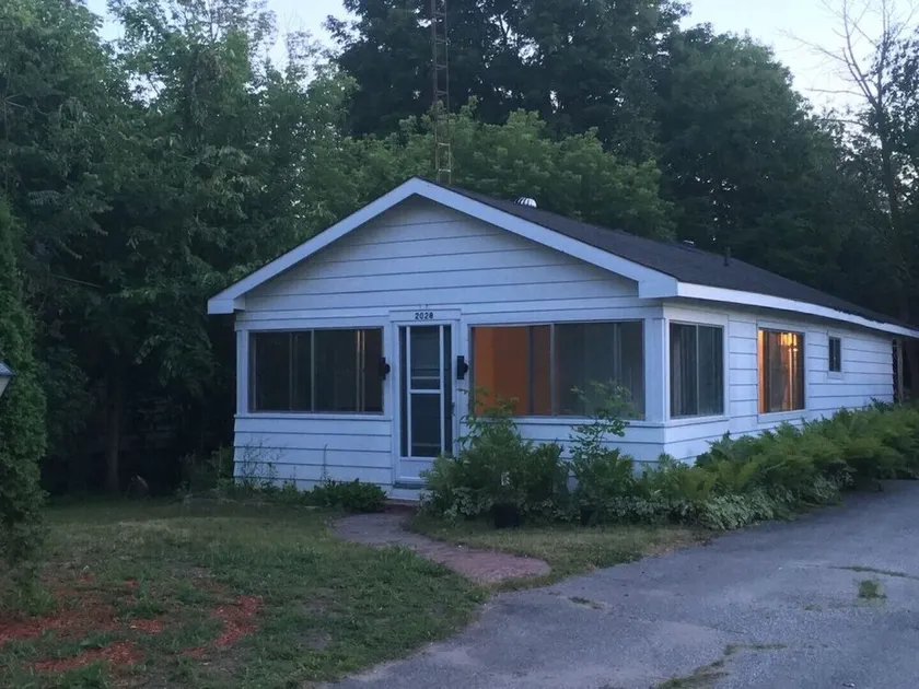 Cottage with hot tub and sauna - Image 1