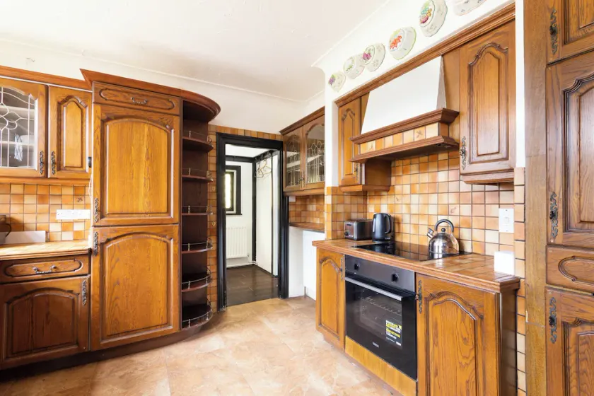 Large Riverside House in Wraysbury, Staines - Image 1
