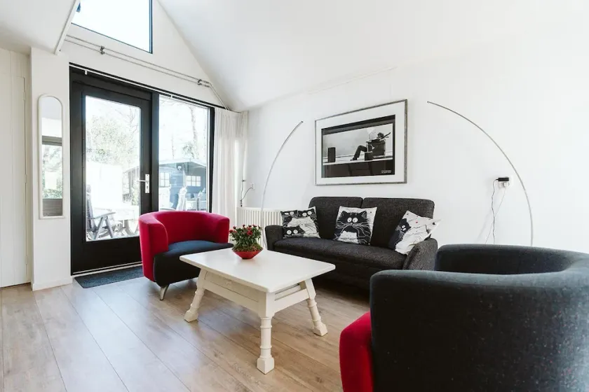 This charmingly decorated bungalow is located in a very quiet dead-end street on the award-winning holiday park De Klepperstee, just behind the dunes in Ouddorp. - Image 1