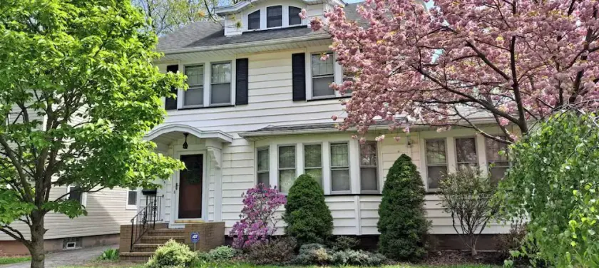 Entire home in quaint neighborhood -walk to restaurants and close to everything! - Image 1