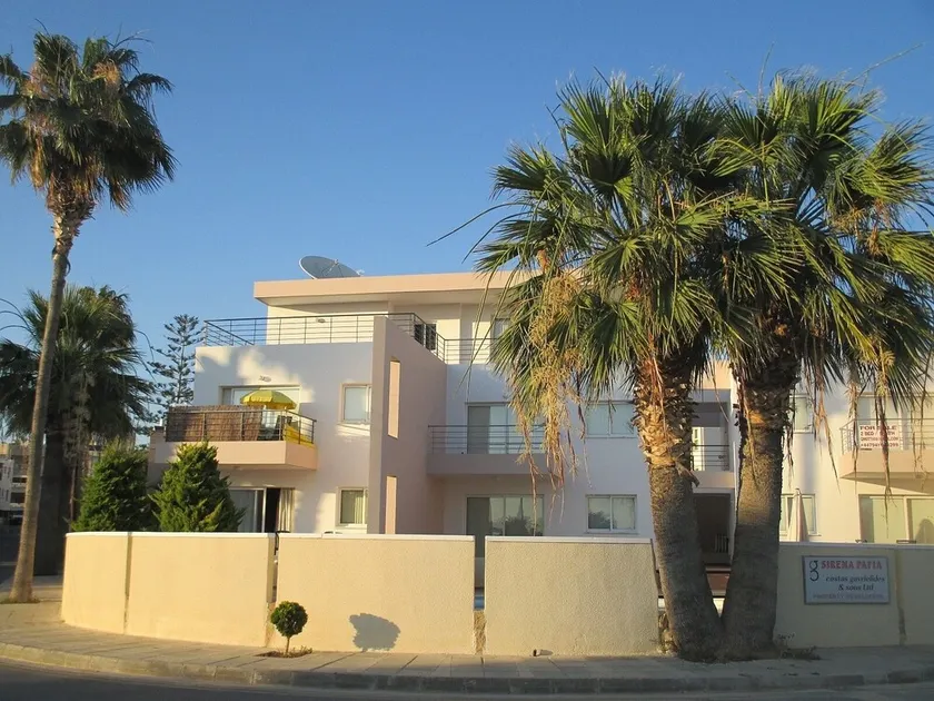 Apartamento térreo com piscina, A / C, TV, DVD, WIFI, pátio e estacionamento privativo - Image 1