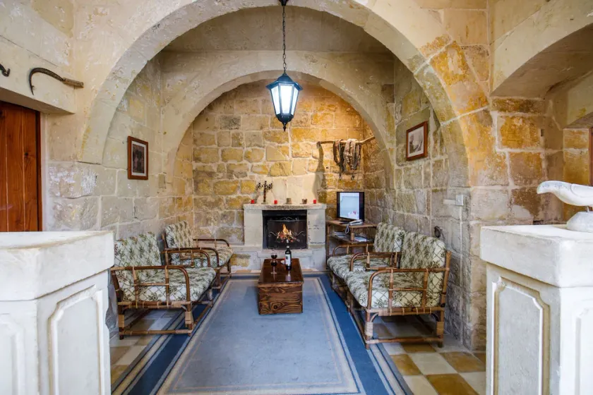 Gozo, casa de campo adosada con terrazas soleadas y acceso gratuito a internet. - Image 1