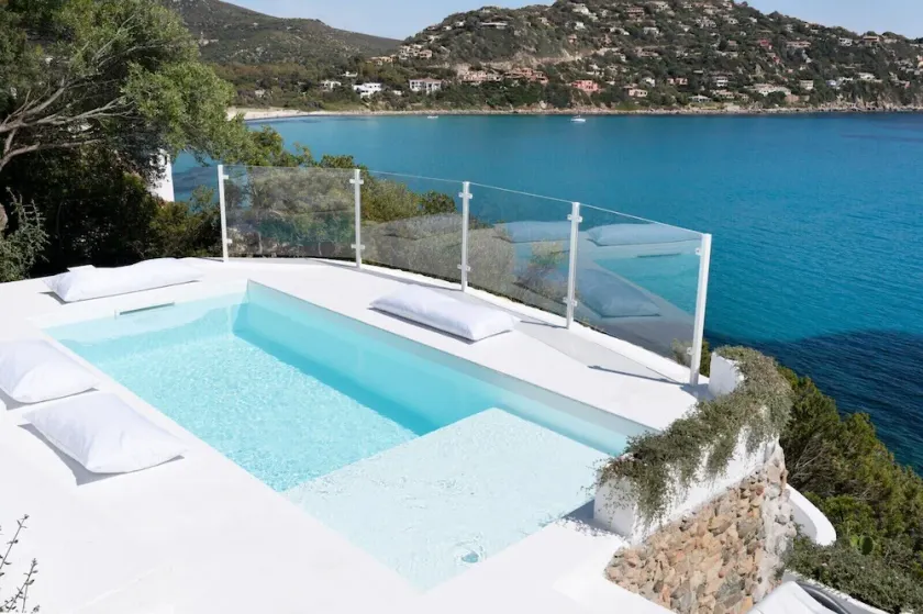 Seafront Villa with private pool - Image 1