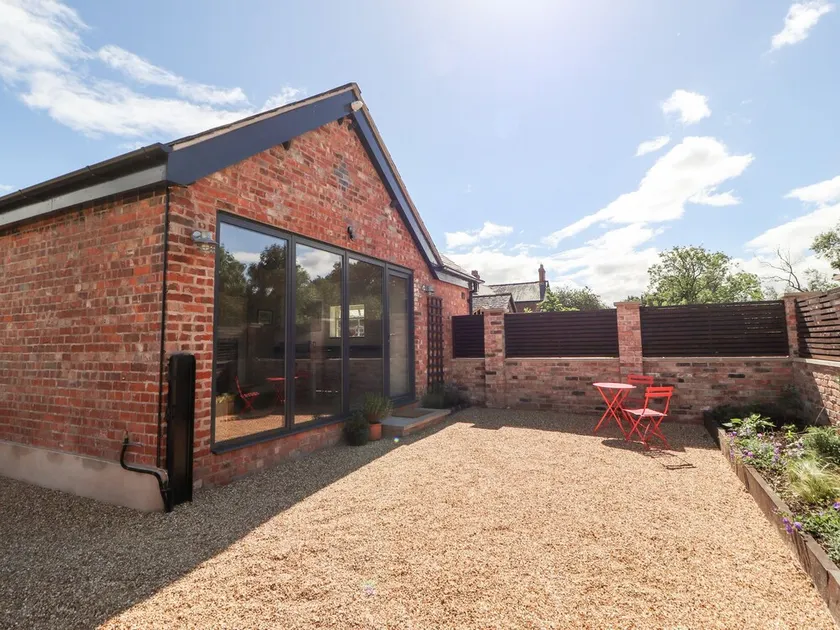 SWALLOW COTTAGE, romantic, character holiday cottage in Sandbach - Image 1
