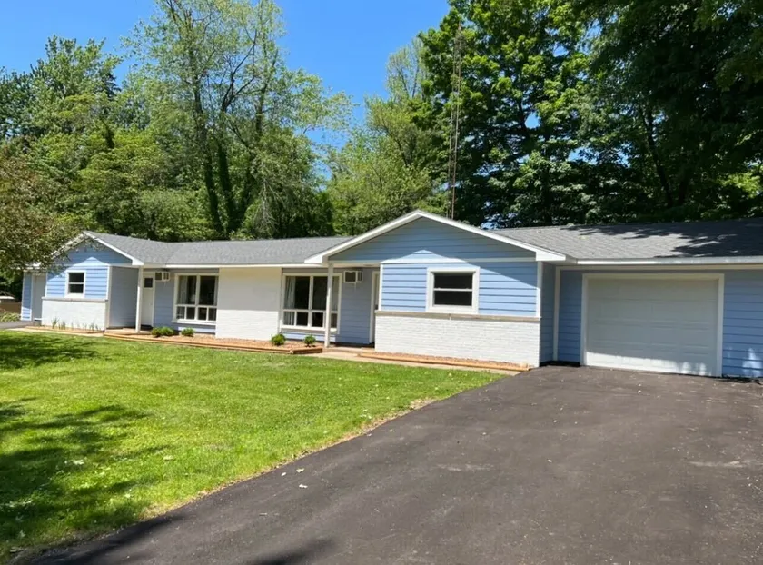 Lakeview East and West Lake Paw Paw Sleeps 16 - Image 1
