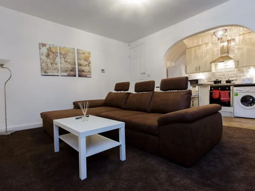Terrific sleeps 7 close to central Leeds - Image 1