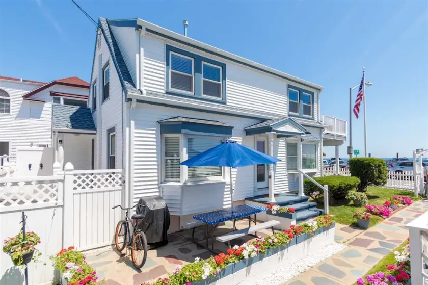 Beach House, Walking distance to downtown! - Image 1