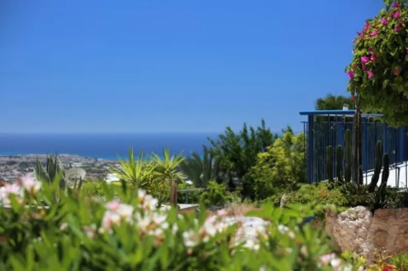 Garden apartment with sea views - Image 1