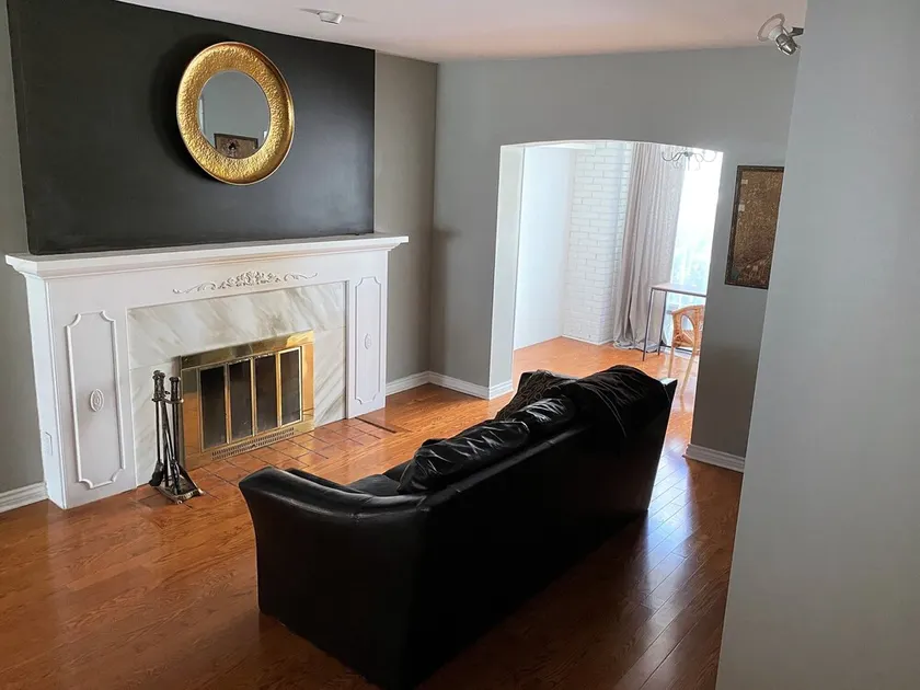 Family-friendly 3BR residential oasis in the heart of Toronto - Image 1