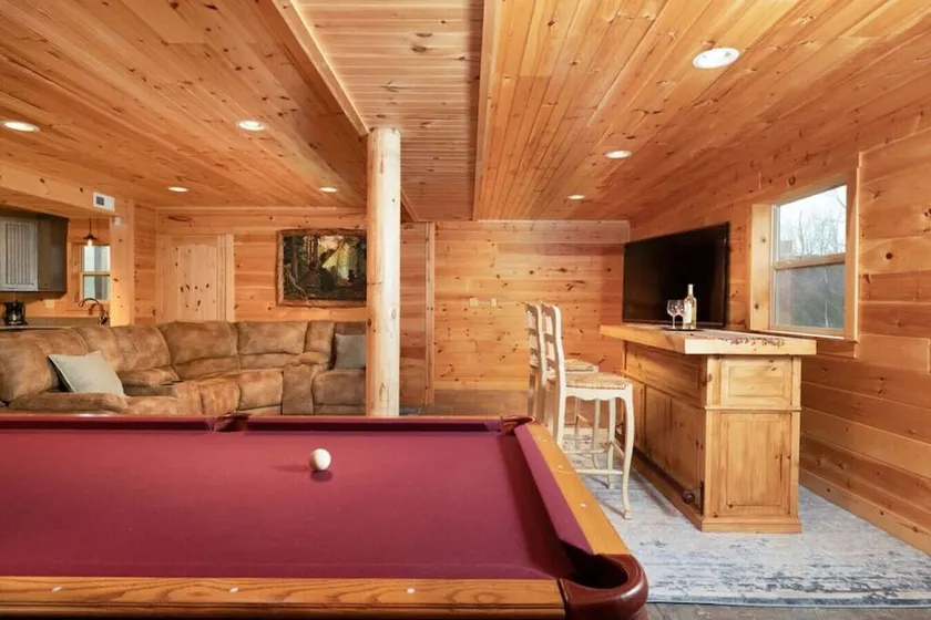 Smoke Rise Barn · Great Lake Front, Large Dock, 4bdrm, Pool Table - Image 1