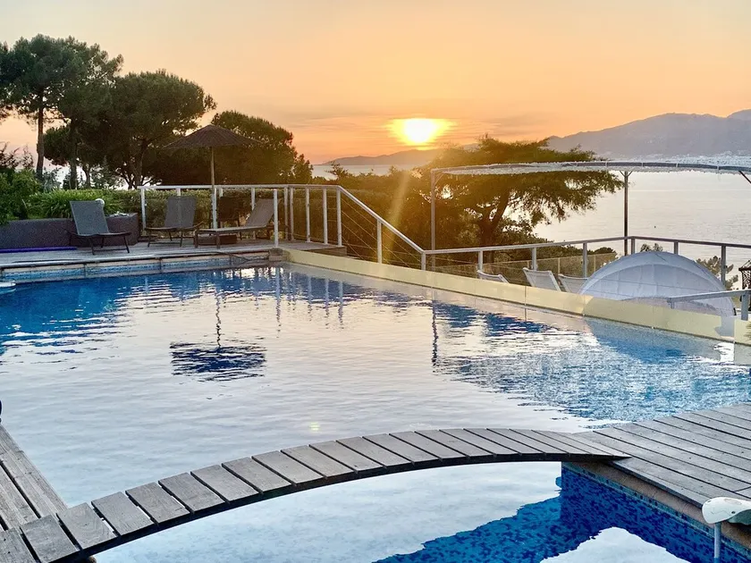 Villa prestige, panorama golfe d’Ajaccio, 2 piscines, 6 suites, 14 p, 400m plage - Image 1